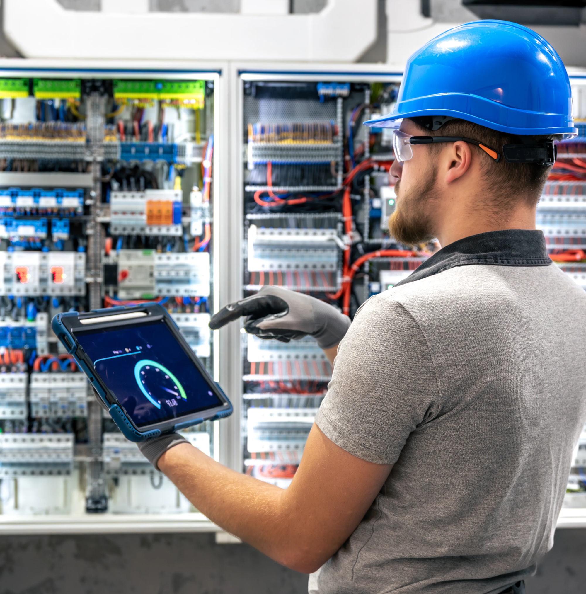 วิศวกรใช้อุปกรณ์ตรวจสอบความผิดปกติของระบบไฟฟ้า