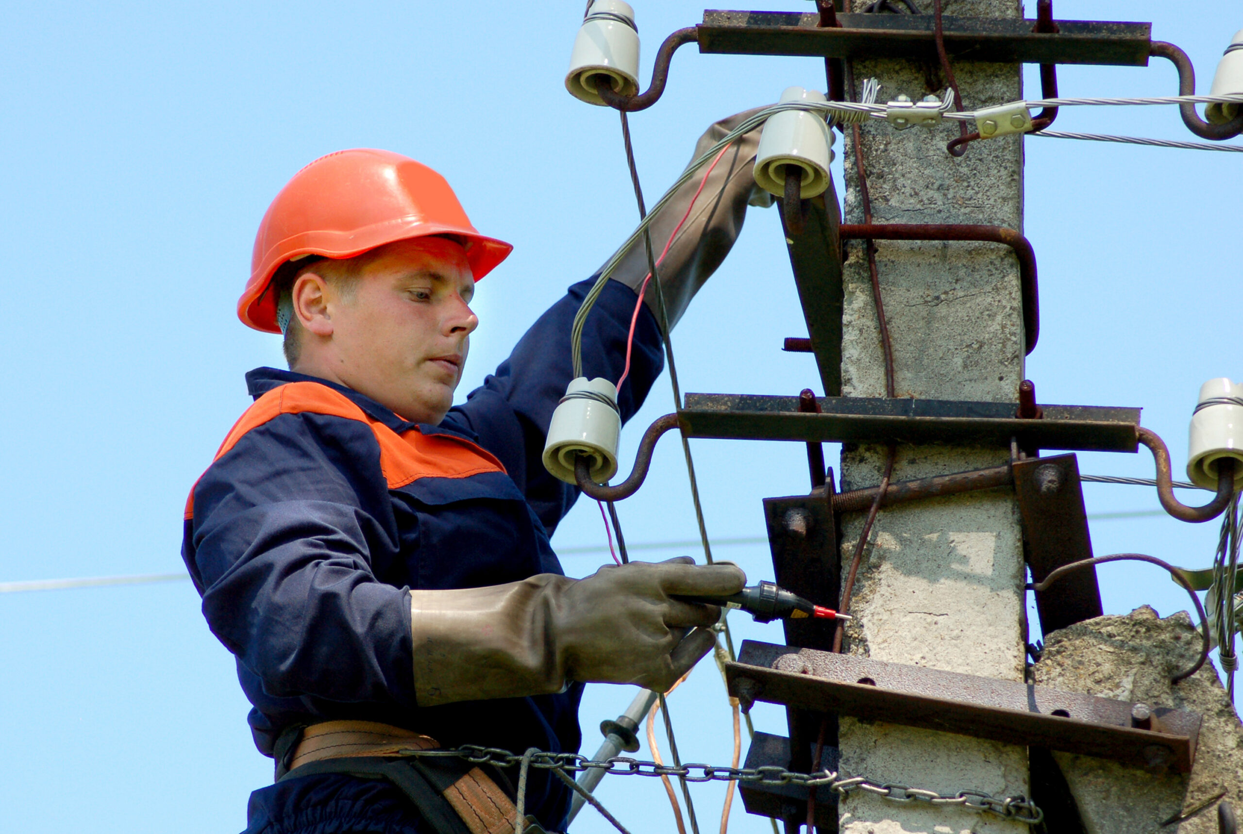 ขั้นตอนการต่อสายกราวด์เข้ากับระบบไฟฟ้าบนเสาไฟอย่างถูกวิธีเพื่อความปลอดภัยและป้องกันค่าความต้านทานสูง