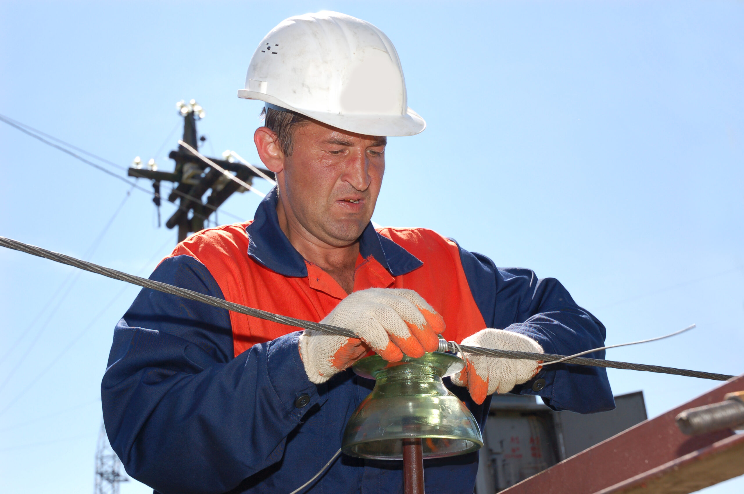 พนักงานเลือกใช้แท่งกราวด์ (Ground Rod) และอุปกรณ์ยึดจับสายไฟให้เหมาะสมกับสภาพดินและความทนทานของระบบไฟฟ้า