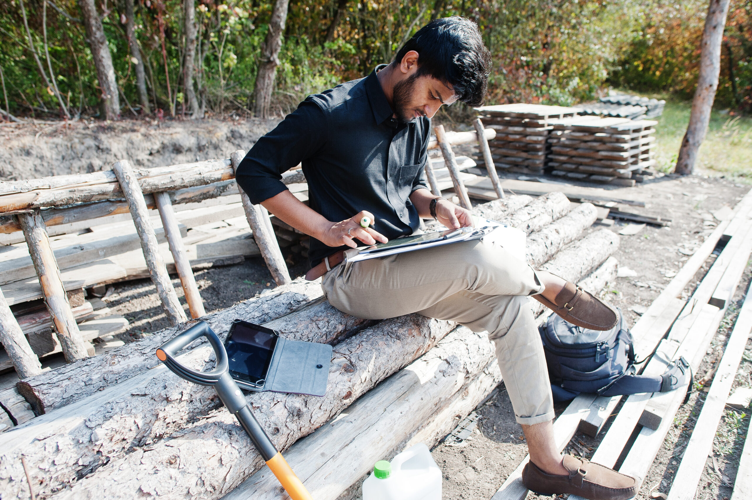 วิศวกรตรวจสอบและคำนวณค่าความต้านทานดิน (Earth Resistance) เพื่อวางแผนการตอกแท่งกราวด์ให้ระบบระบายกระแสไฟฟ้าได้อย่างมีประสิทธิภาพ