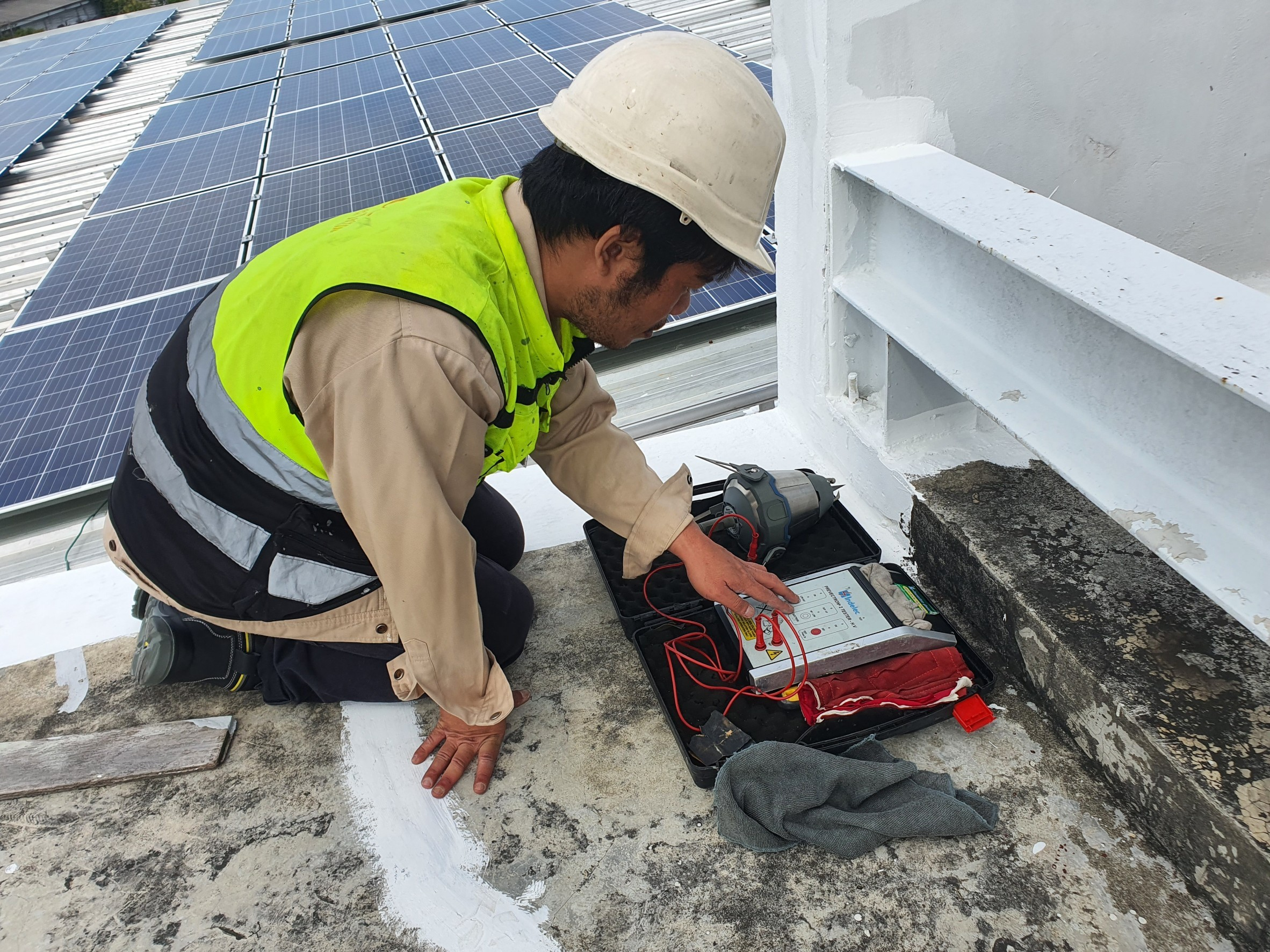 ช่างเทคนิคใช้เครื่อง Earth Tester ตรวจสอบระบบดาดฟ้าโซลาร์เซลล์กรณีพบ ค่ากราวด์มาตรฐาน มีความต้านทานสูงเกินเกณฑ์